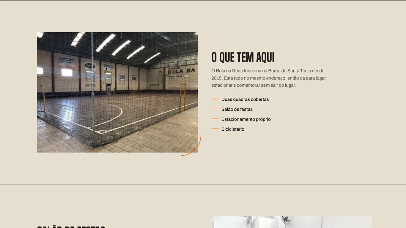 Comparação entre as quadras de futsal e society